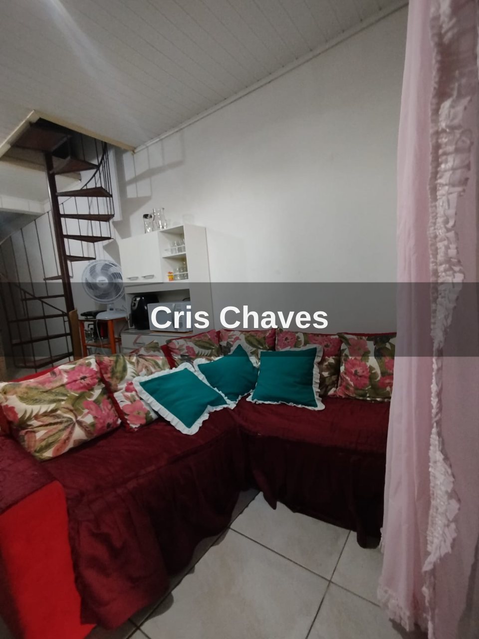 SALA COM ESCADA PARA SEGUNDO PISO